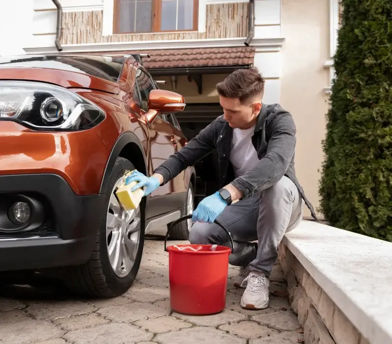 Lavage auto à domicile Venteuil : professionnel intervenant sur un véhicule